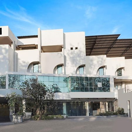 Palette Country Club Surat Hotell Exteriör bild