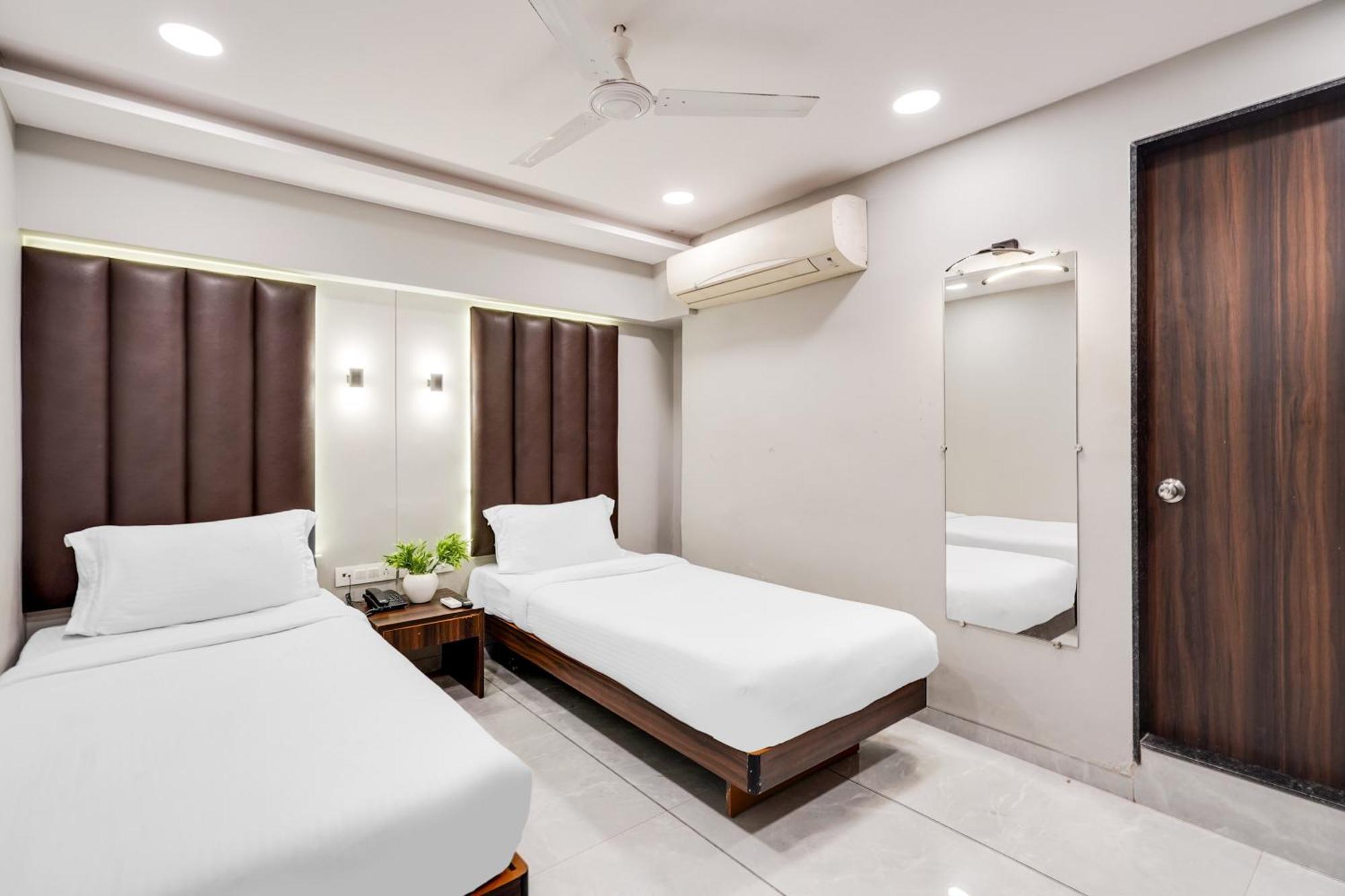 Palette Country Club Surat Hotell Exteriör bild