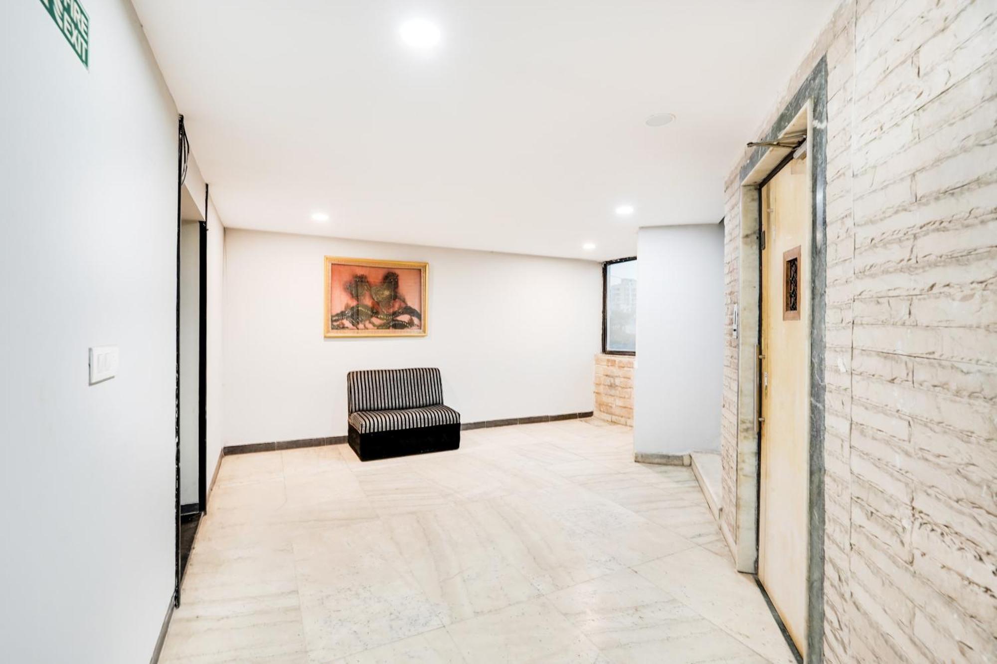 Palette Country Club Surat Hotell Exteriör bild
