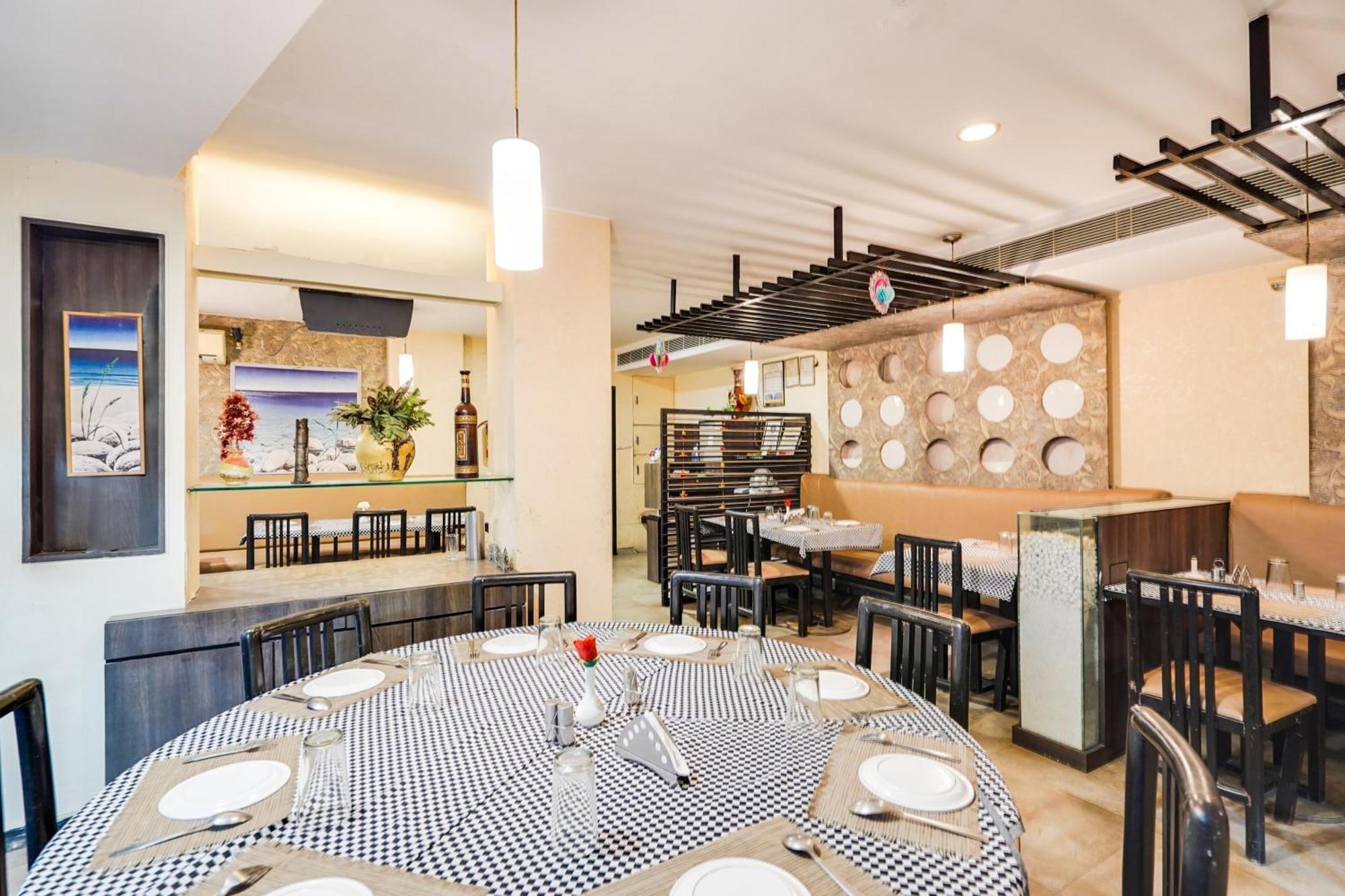 Palette Country Club Surat Hotell Exteriör bild