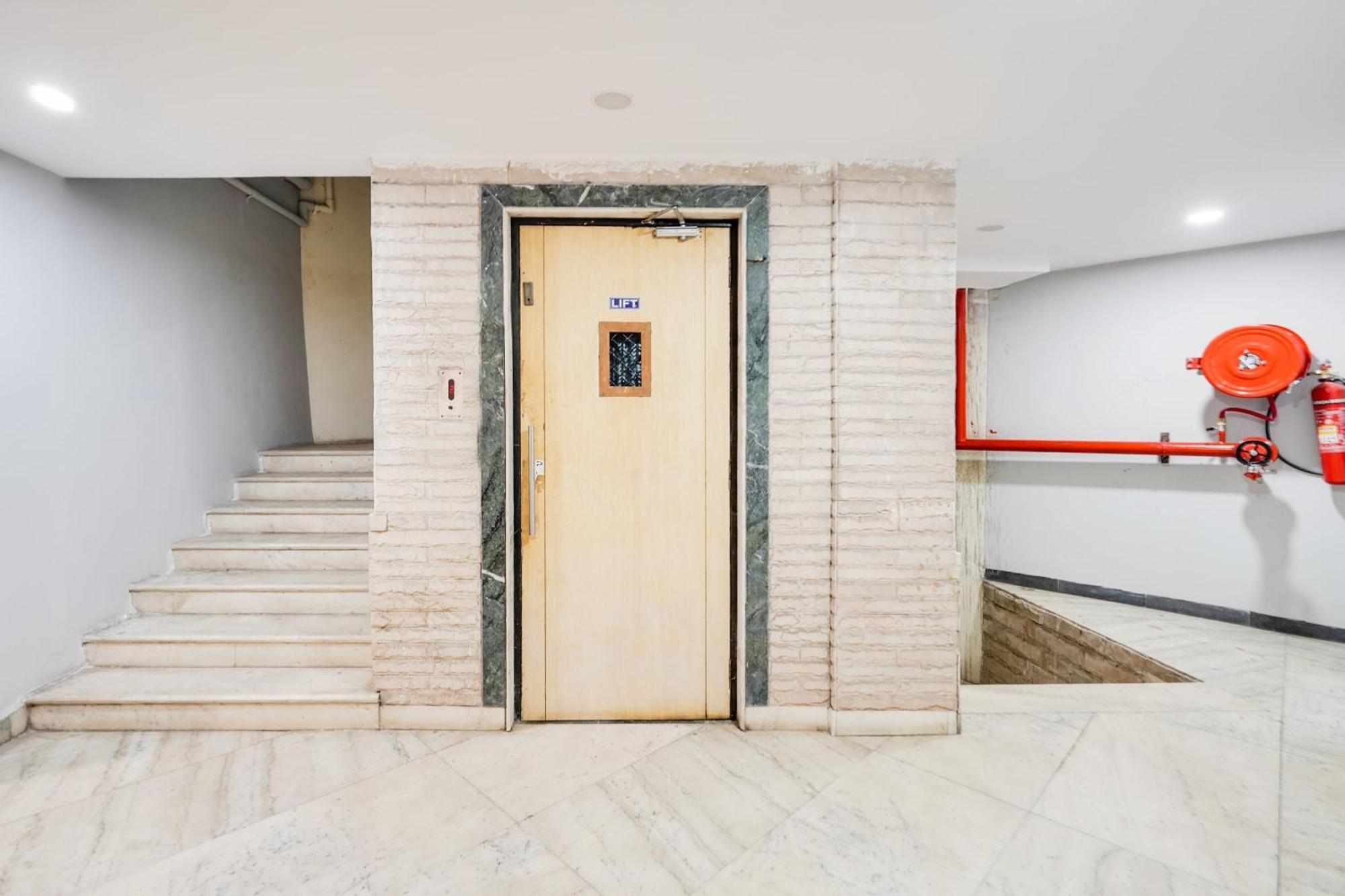 Palette Country Club Surat Hotell Exteriör bild