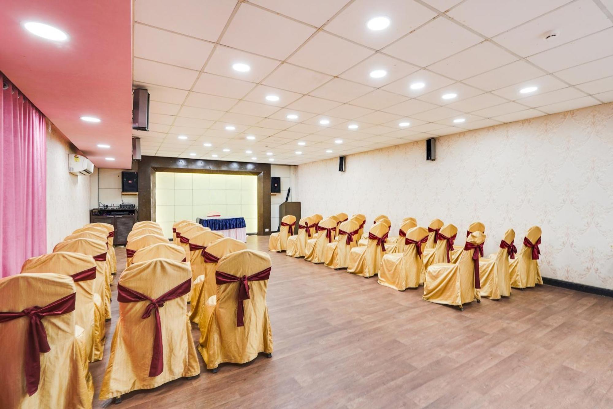Palette Country Club Surat Hotell Exteriör bild