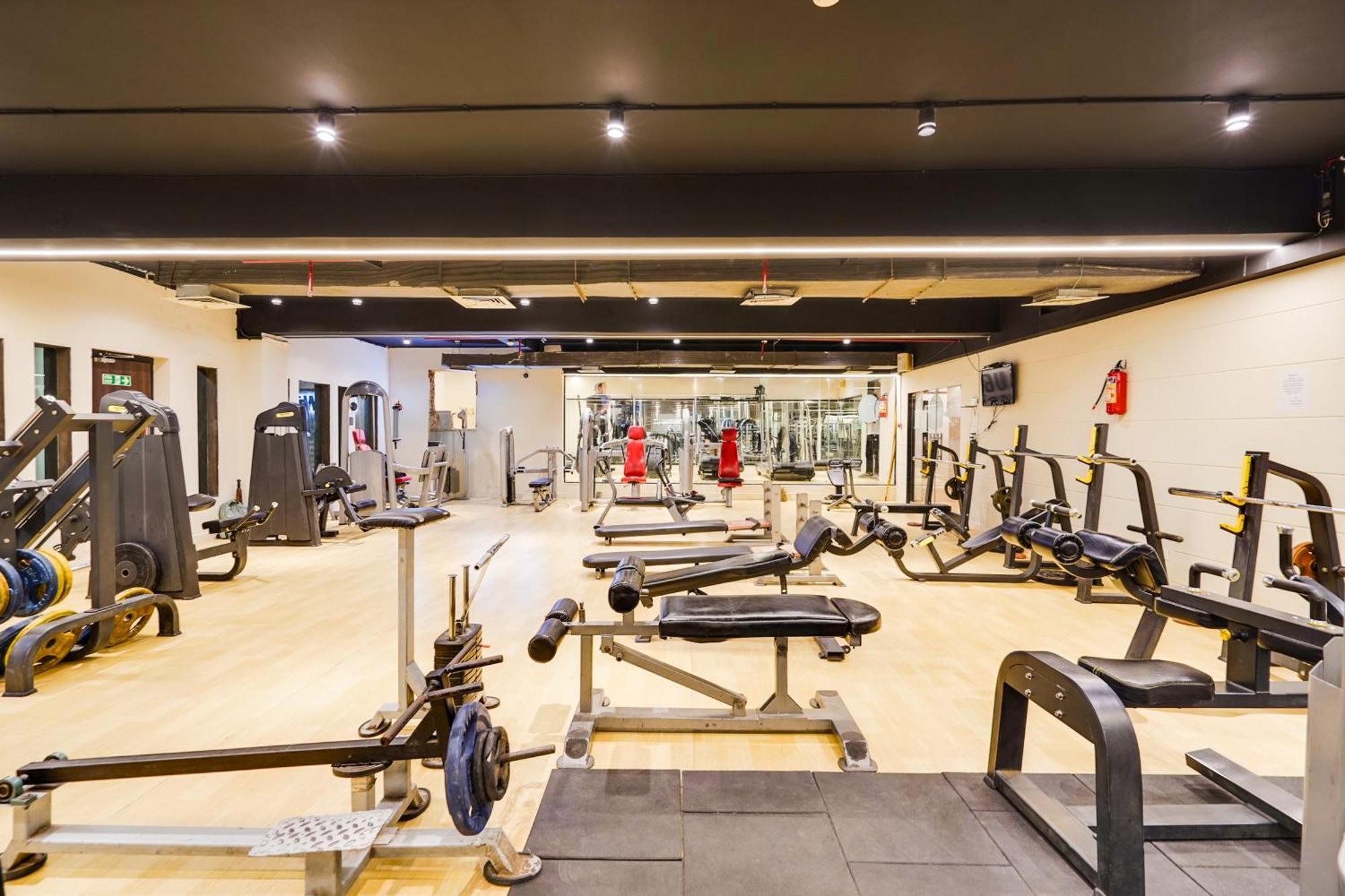 Palette Country Club Surat Hotell Exteriör bild