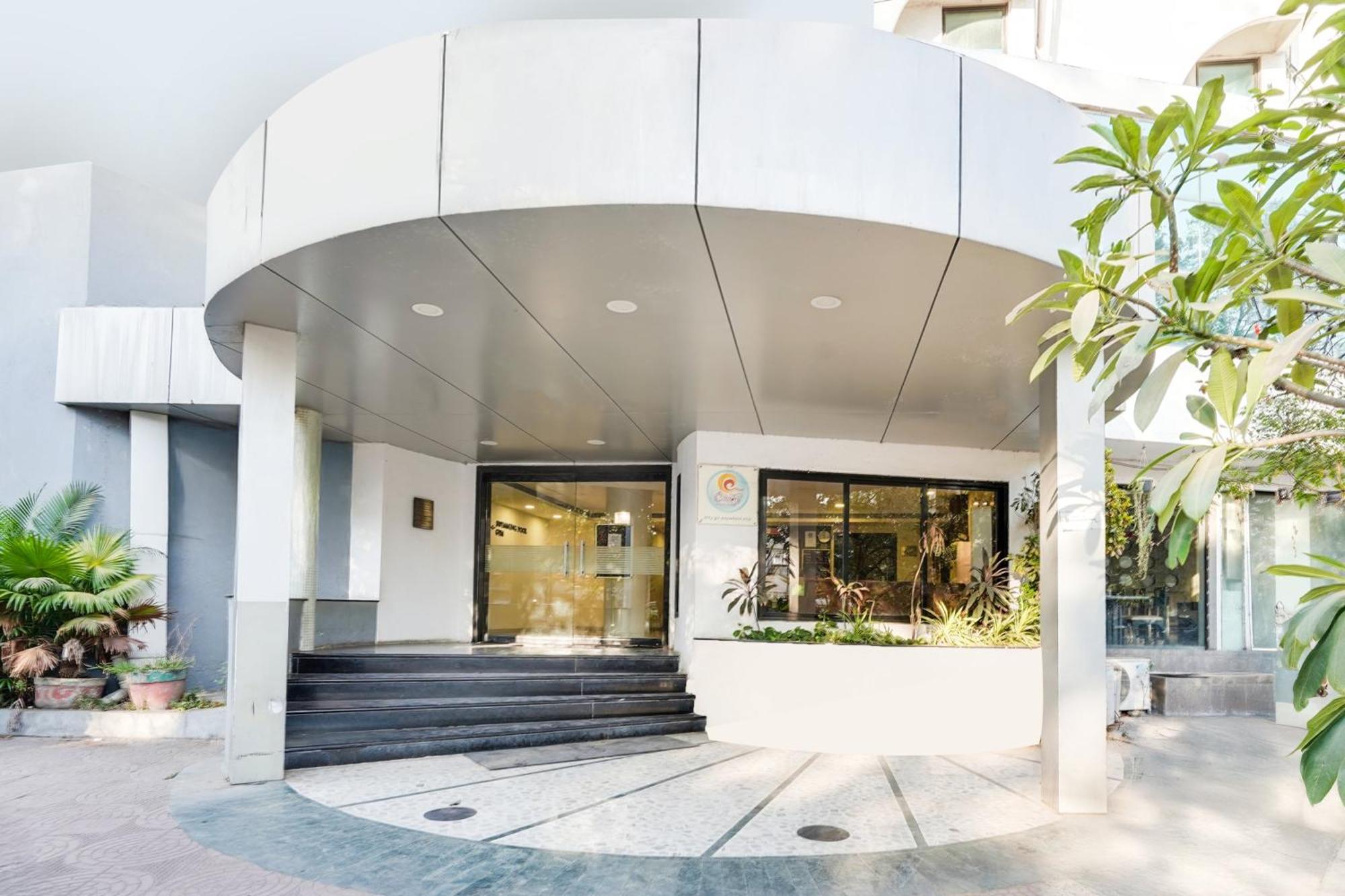 Palette Country Club Surat Hotell Exteriör bild