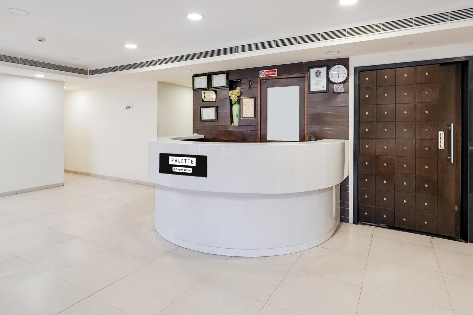 Palette Country Club Surat Hotell Exteriör bild