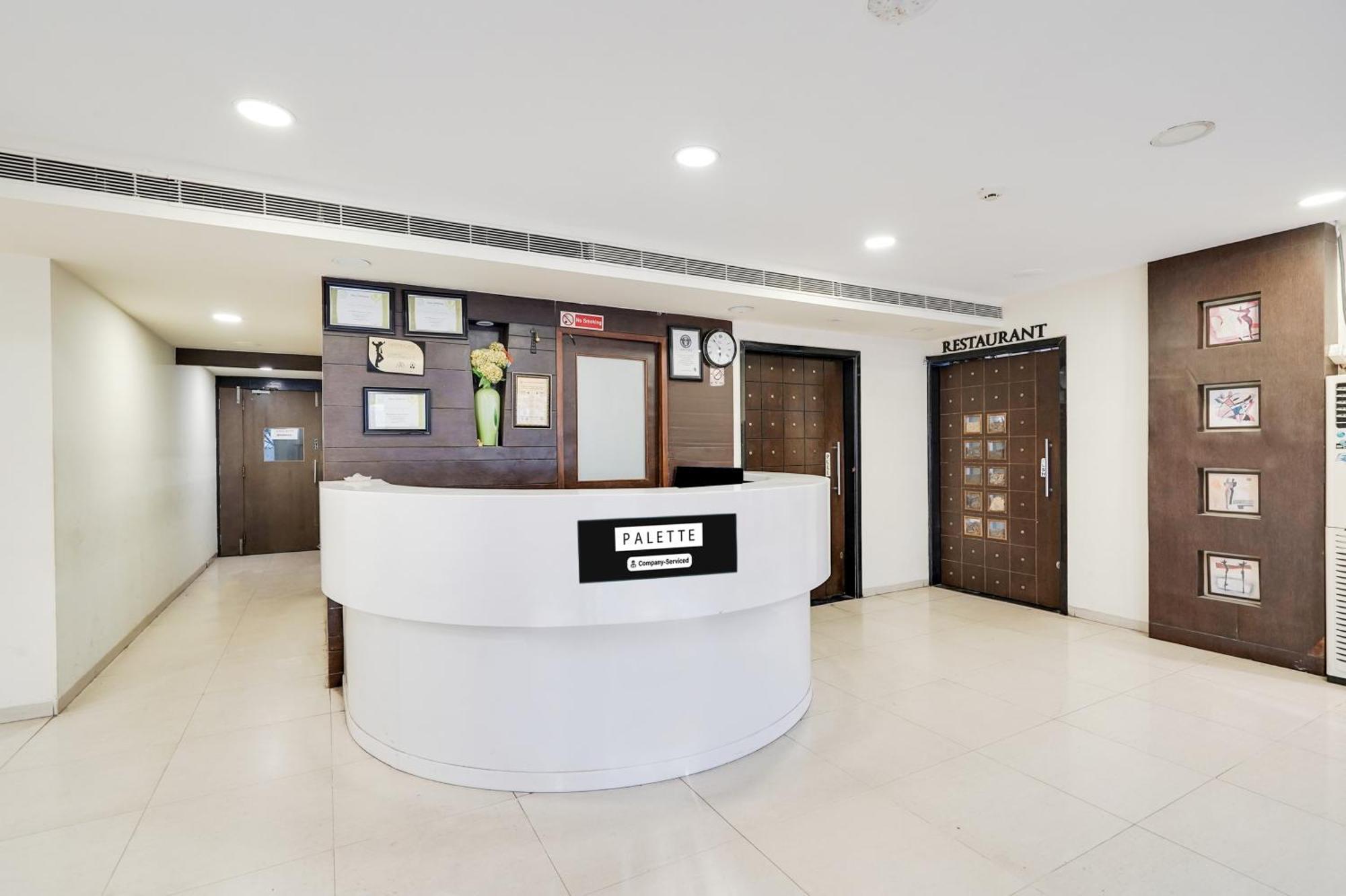 Palette Country Club Surat Hotell Exteriör bild