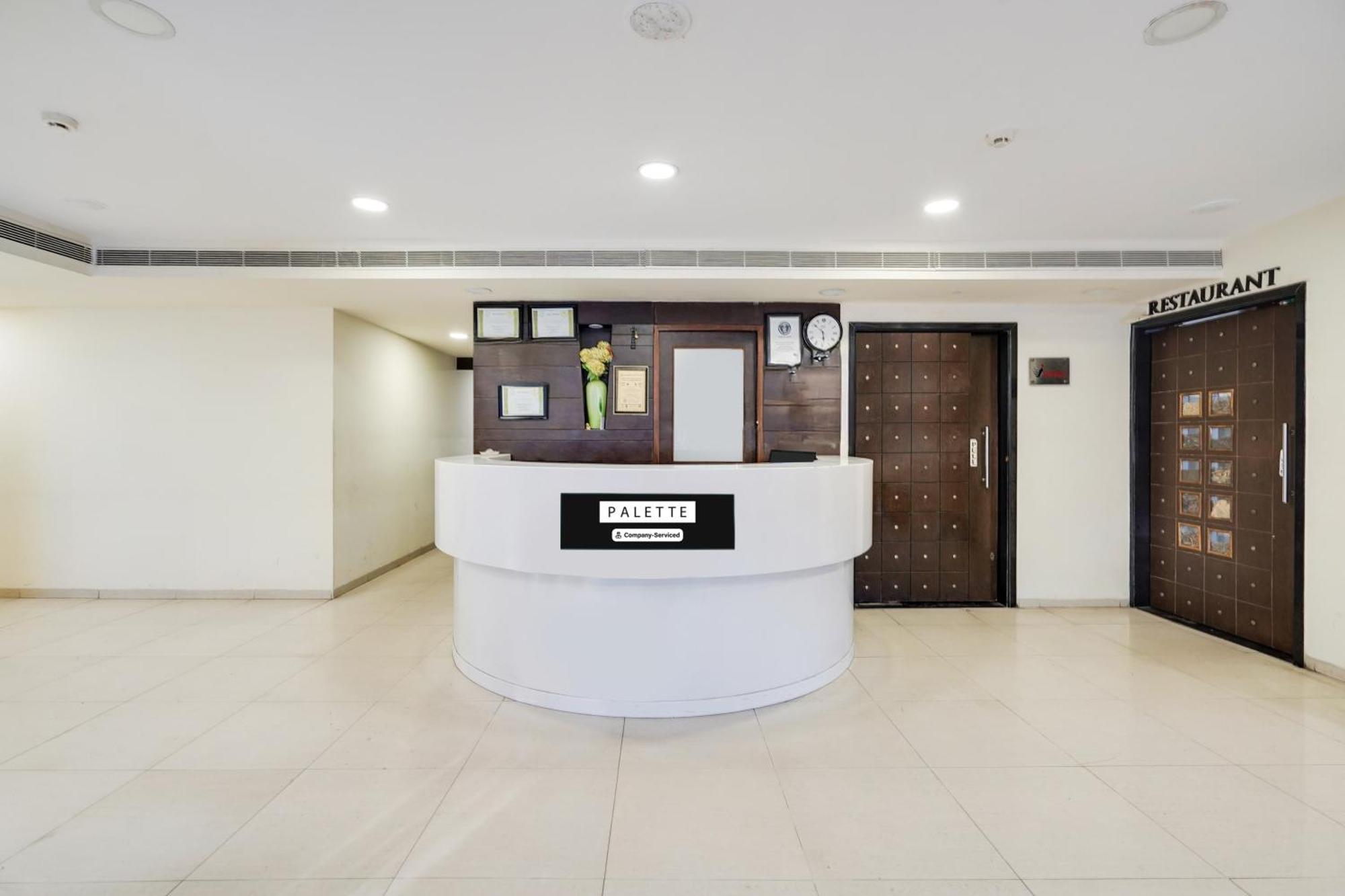 Palette Country Club Surat Hotell Exteriör bild