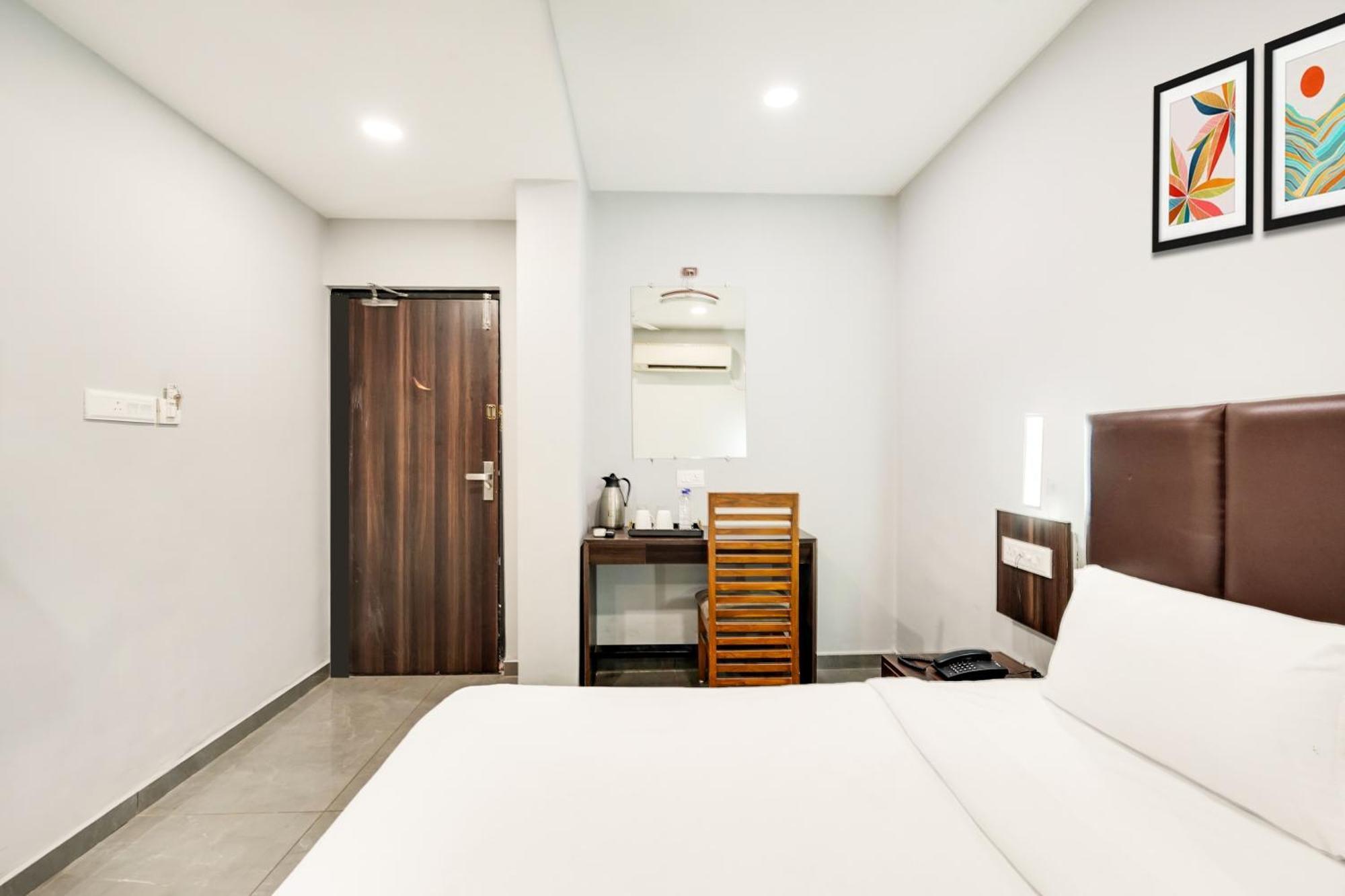 Palette Country Club Surat Hotell Exteriör bild