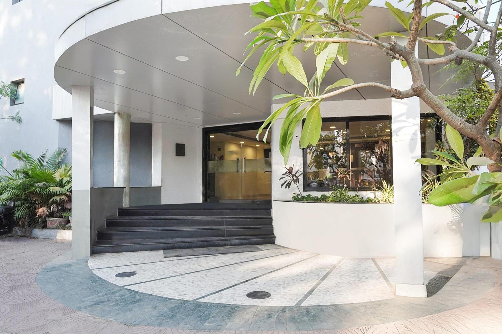 Palette Country Club Surat Hotell Exteriör bild