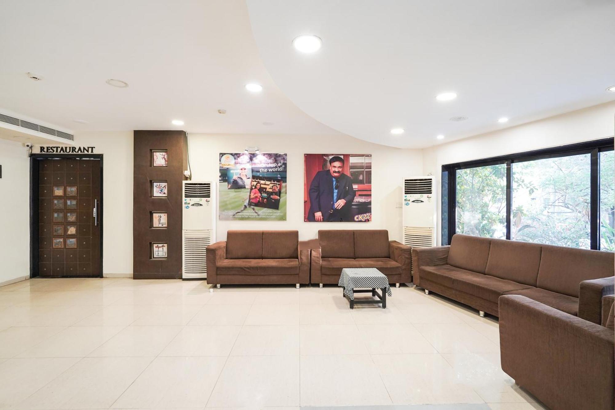 Palette Country Club Surat Hotell Exteriör bild