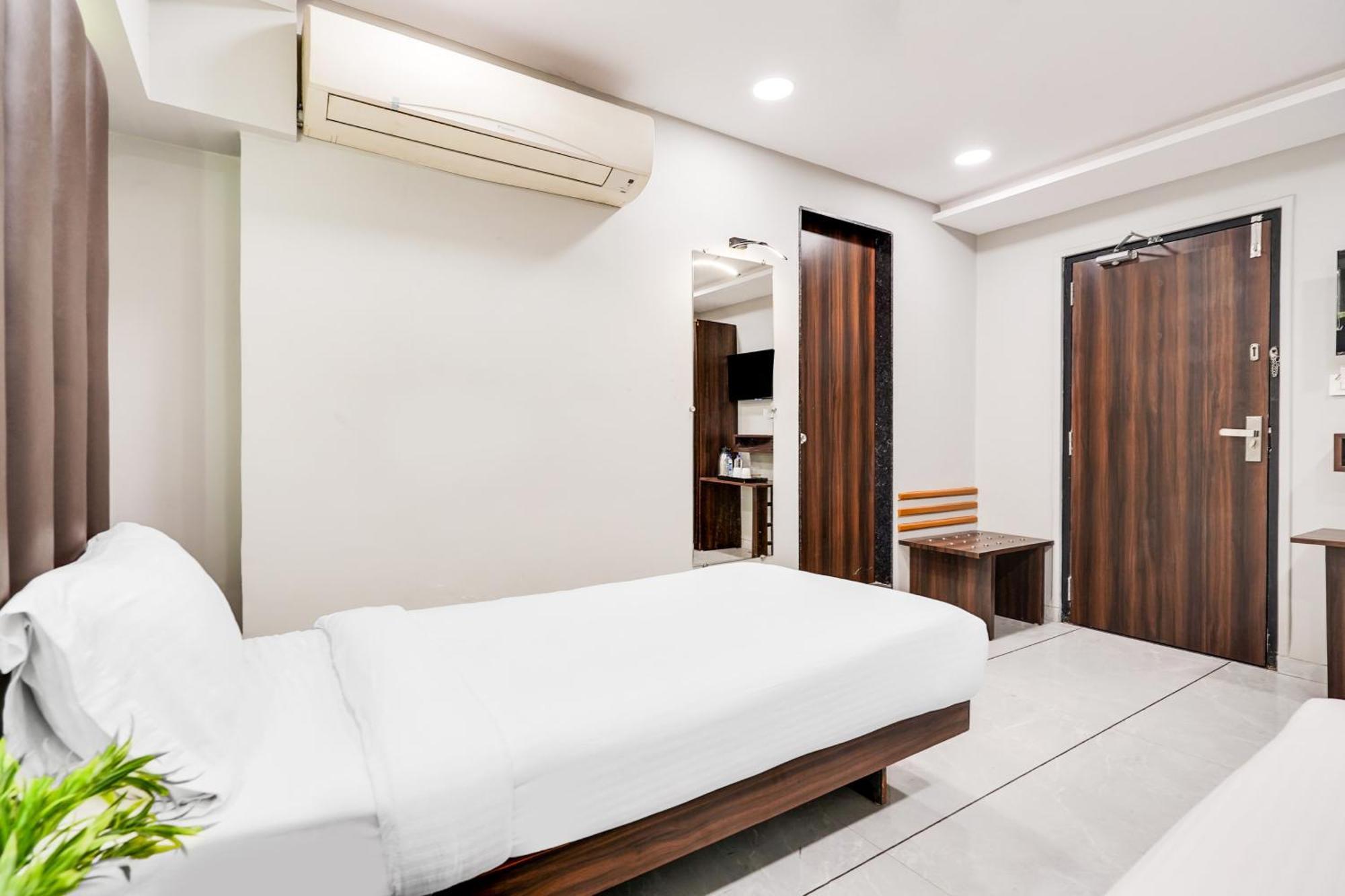 Palette Country Club Surat Hotell Exteriör bild
