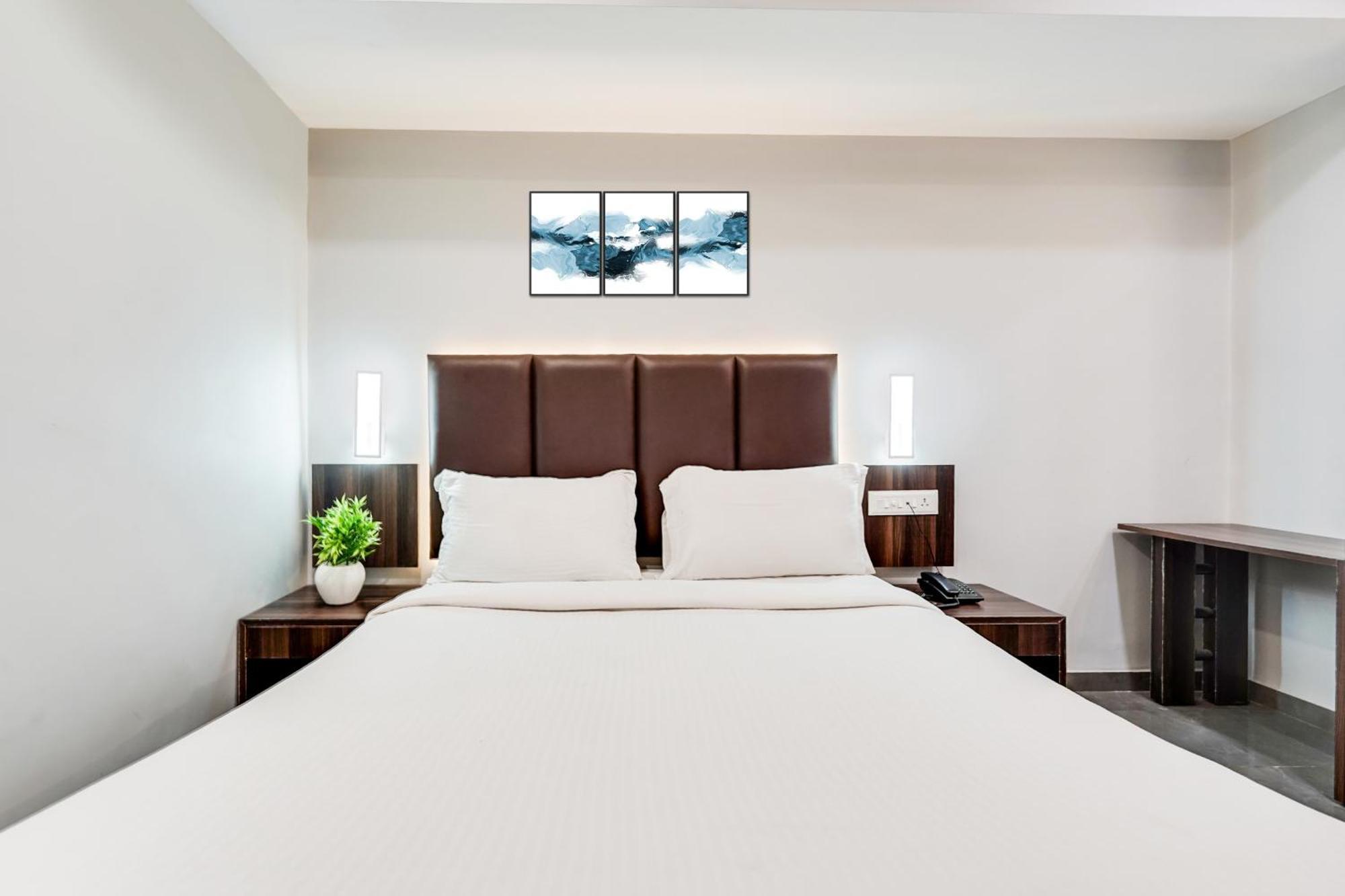 Palette Country Club Surat Hotell Exteriör bild