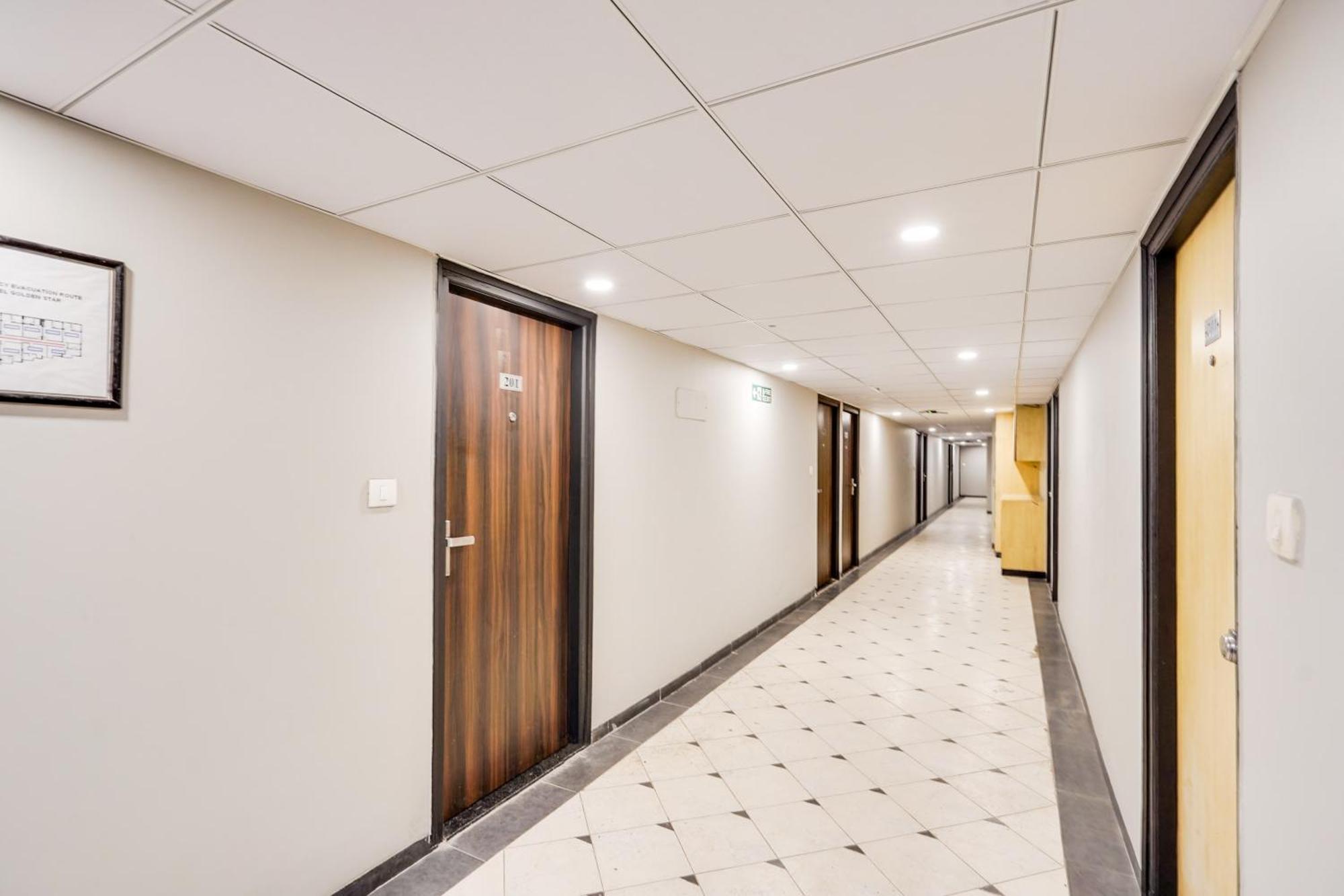 Palette Country Club Surat Hotell Exteriör bild