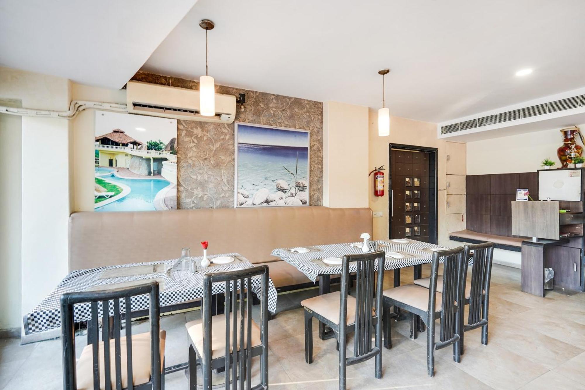 Palette Country Club Surat Hotell Exteriör bild