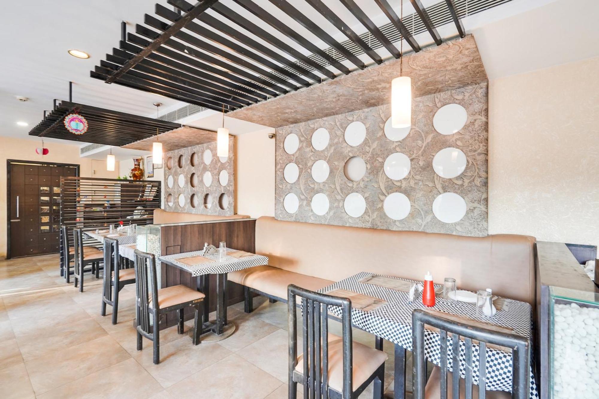 Palette Country Club Surat Hotell Exteriör bild
