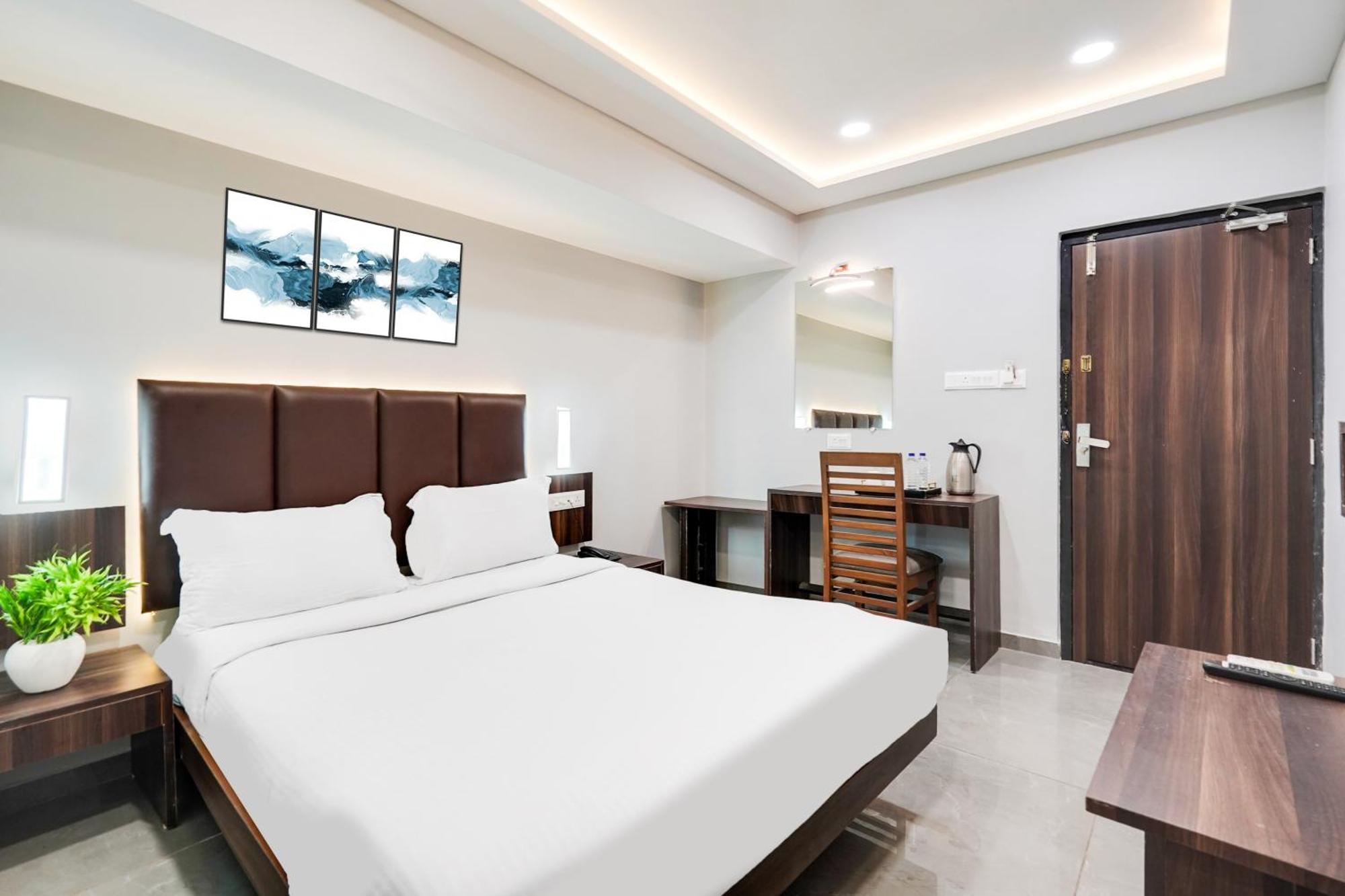 Palette Country Club Surat Hotell Exteriör bild