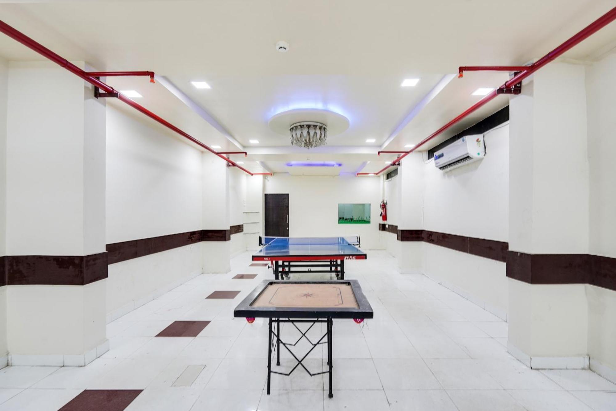 Palette Country Club Surat Hotell Exteriör bild