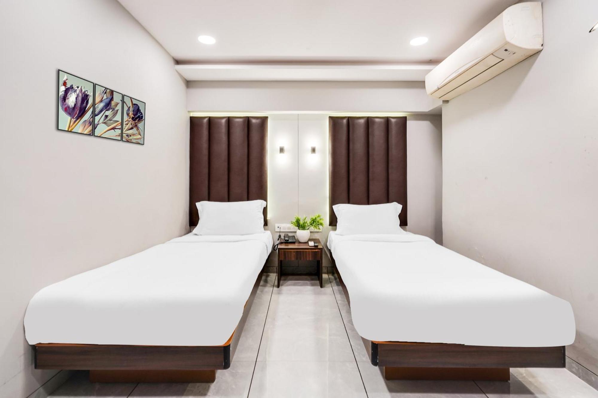 Palette Country Club Surat Hotell Exteriör bild