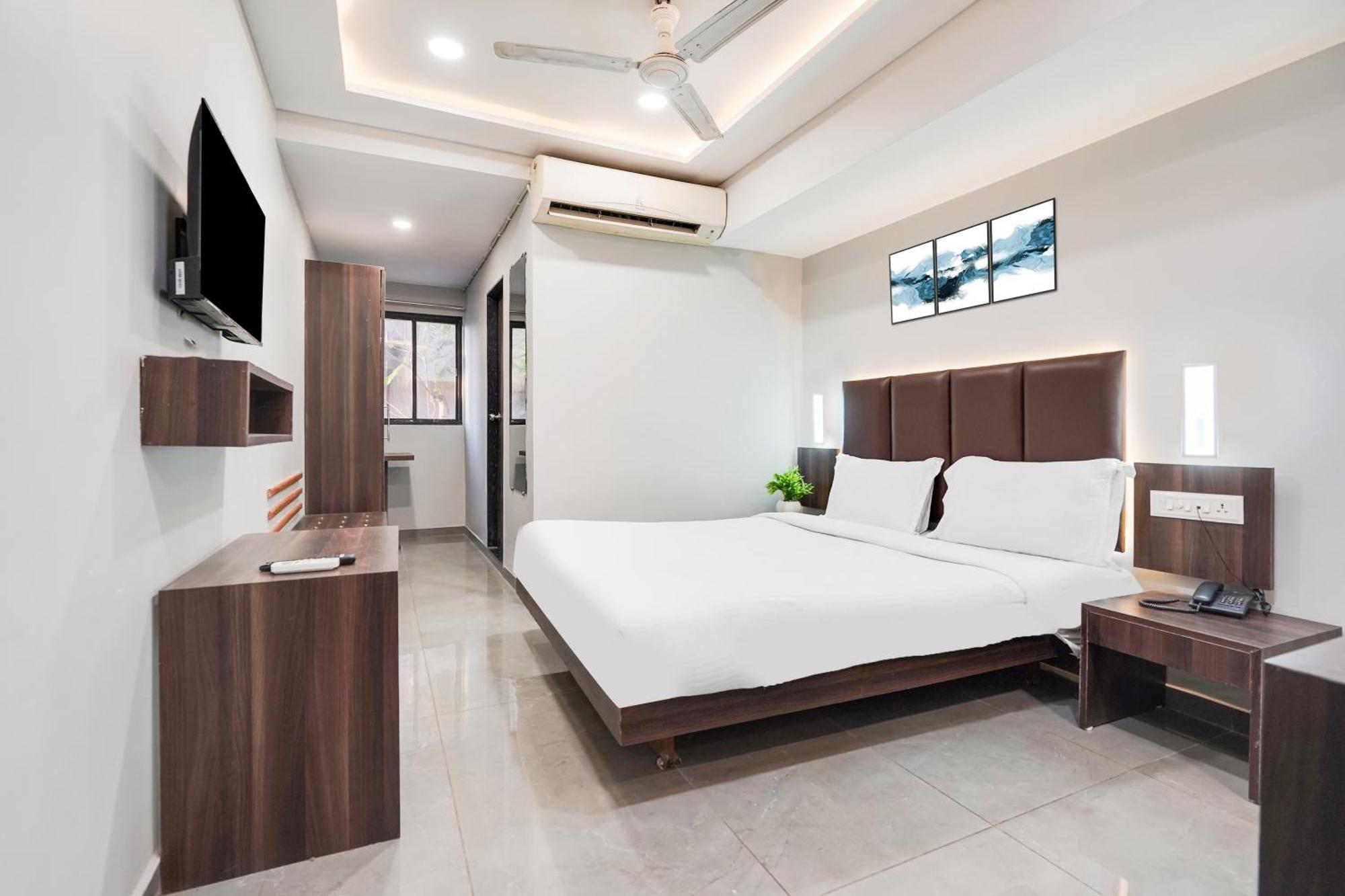Palette Country Club Surat Hotell Exteriör bild