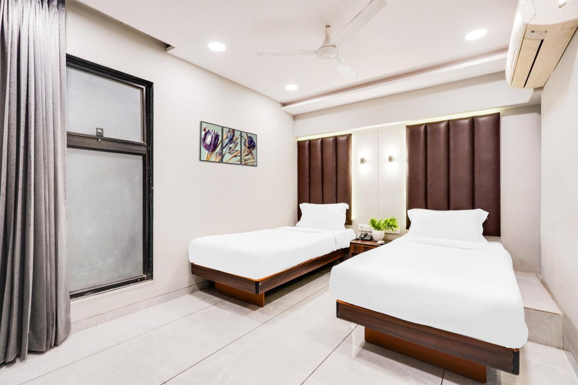Palette Country Club Surat Hotell Exteriör bild