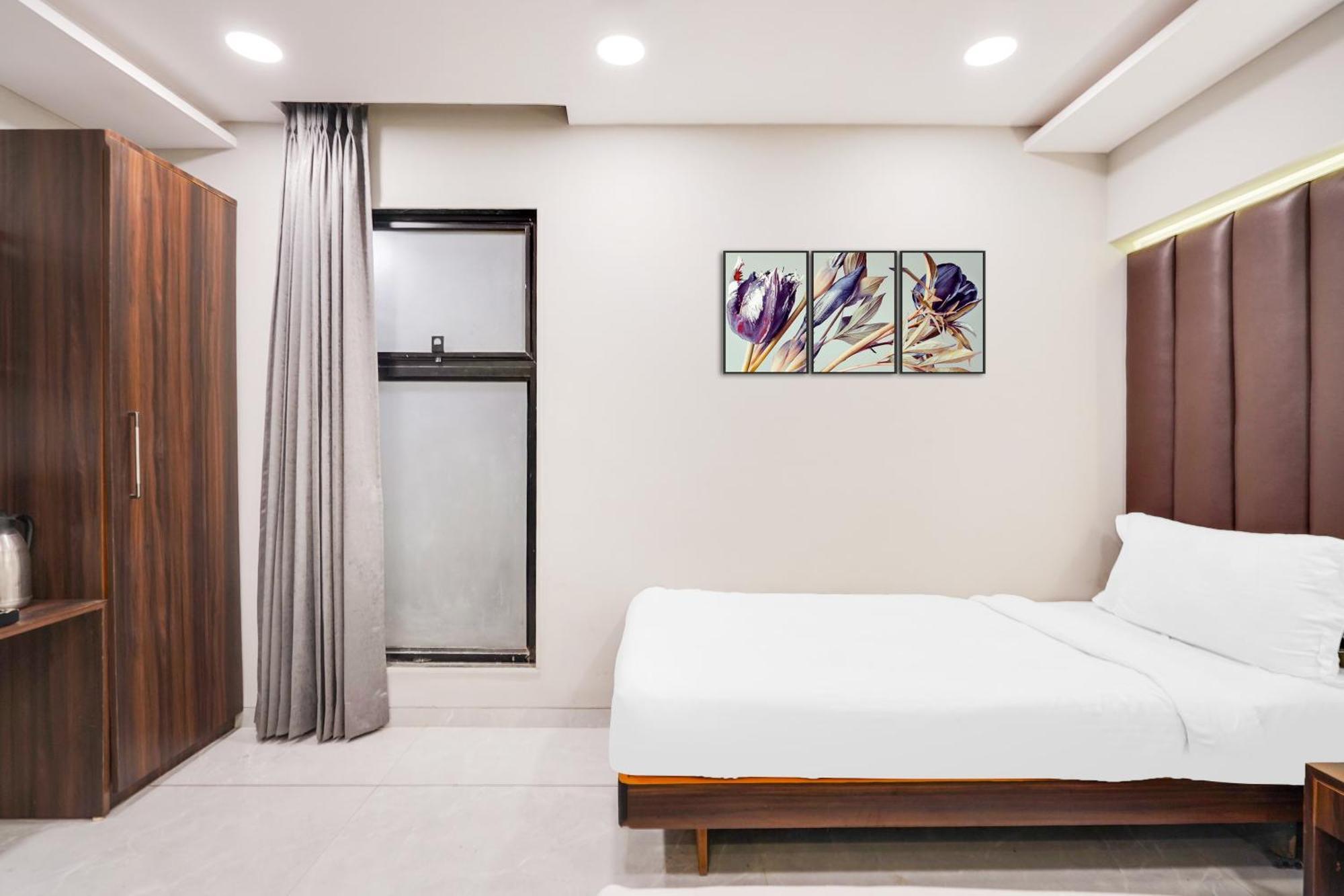 Palette Country Club Surat Hotell Exteriör bild