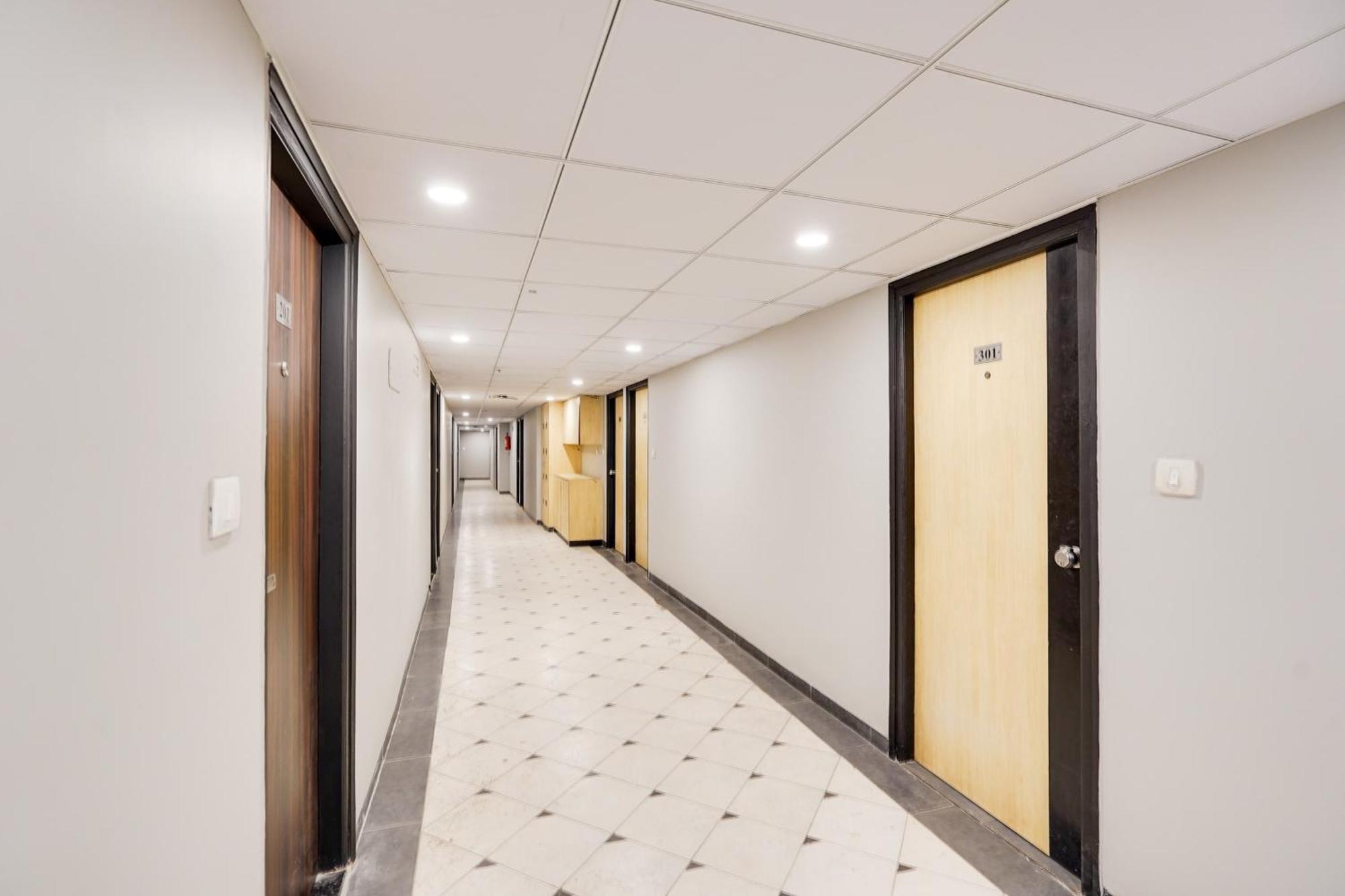 Palette Country Club Surat Hotell Exteriör bild