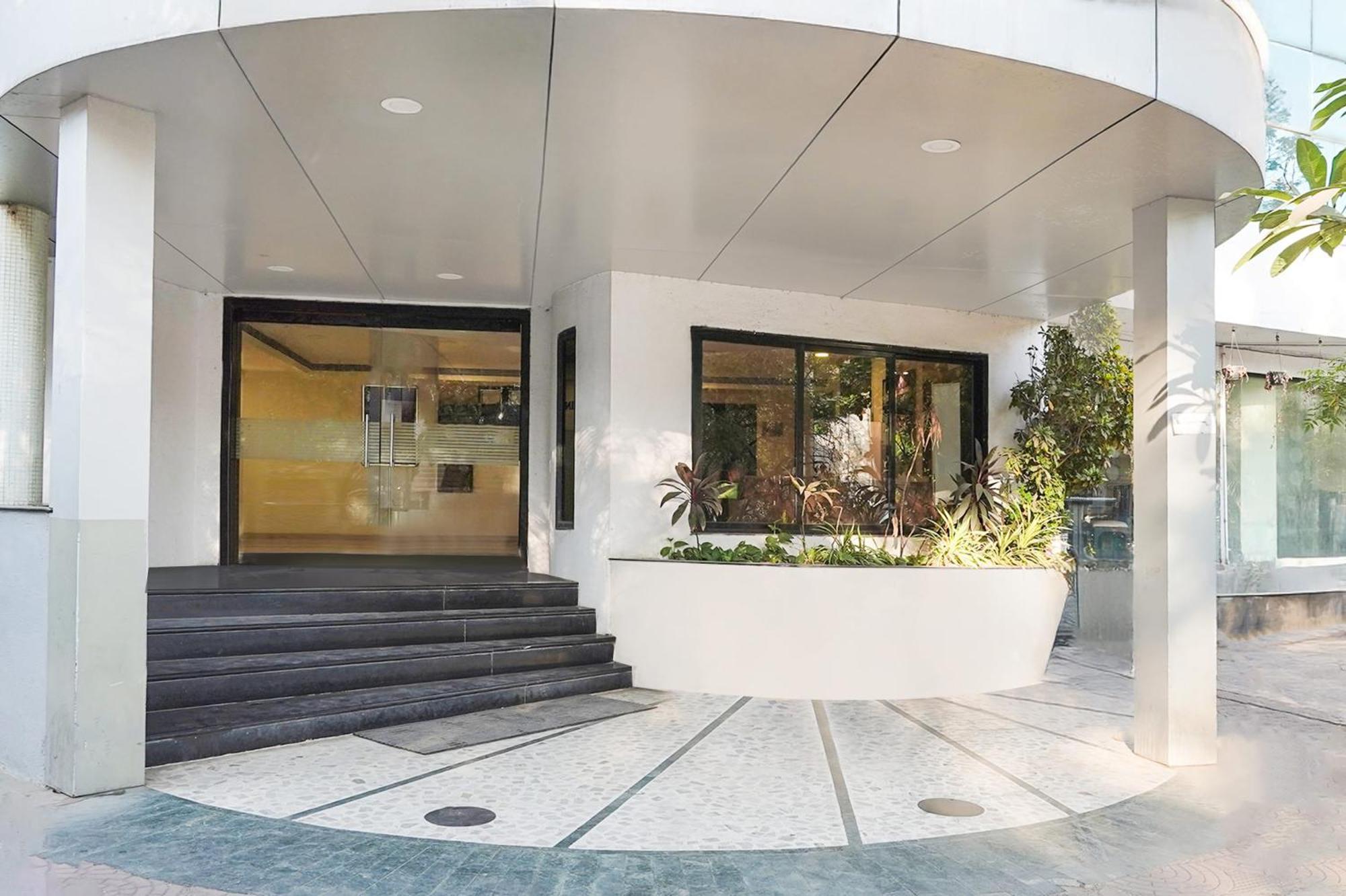 Palette Country Club Surat Hotell Exteriör bild