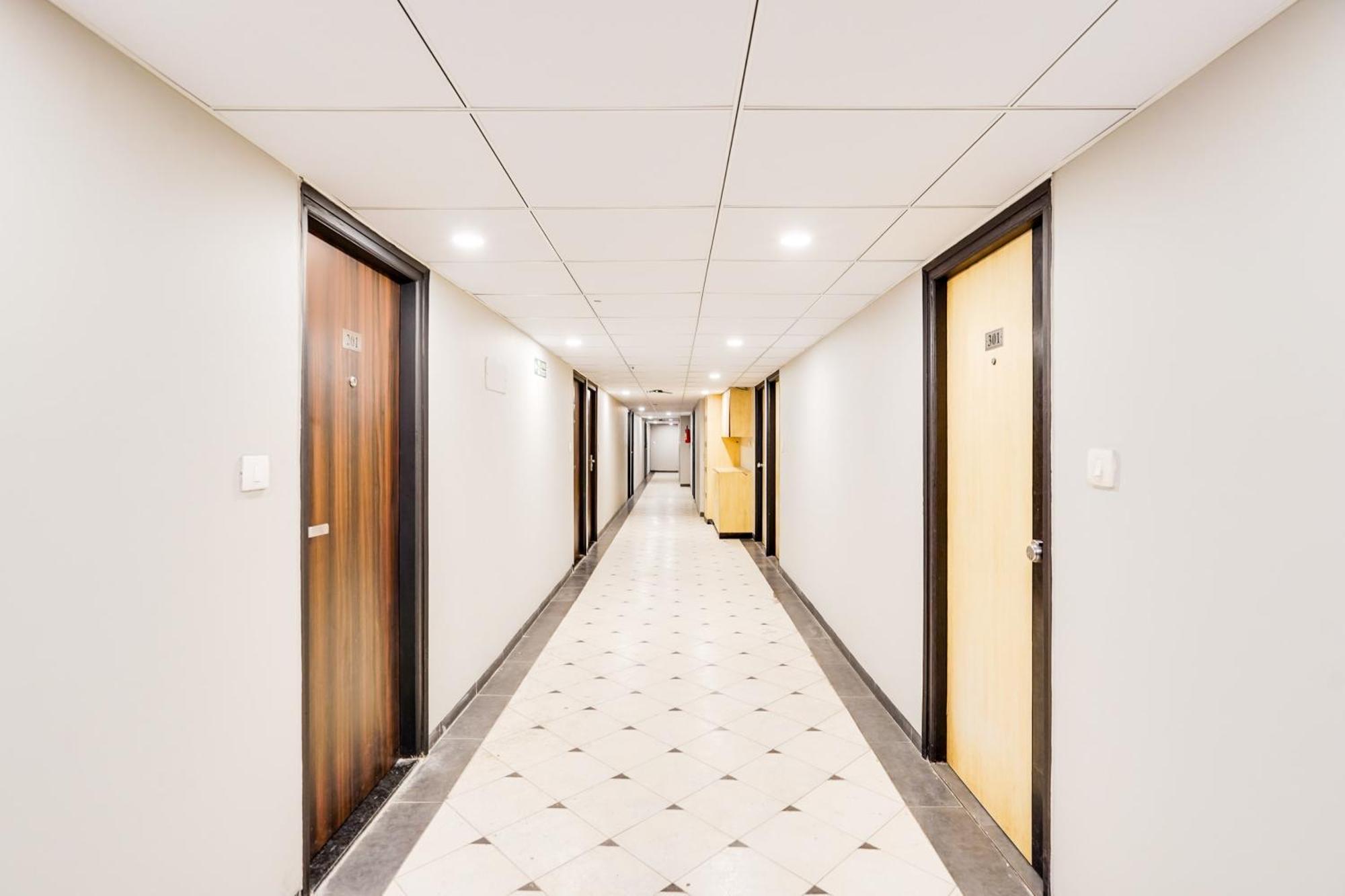 Palette Country Club Surat Hotell Exteriör bild